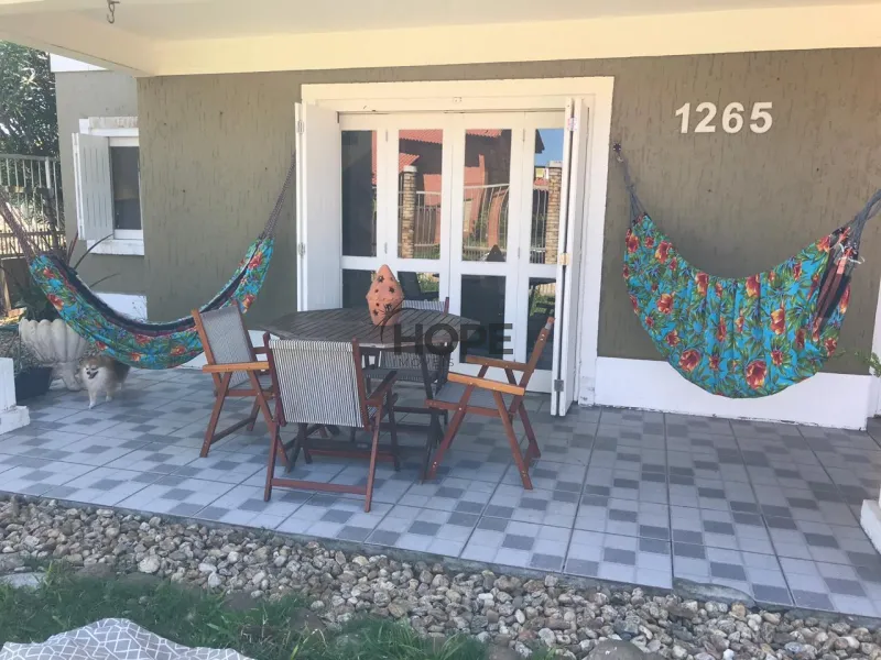 LINDA CASA BEM LOCALIZADA COM PISCINA!: 3ª foto da galeria de imagens do imóvel