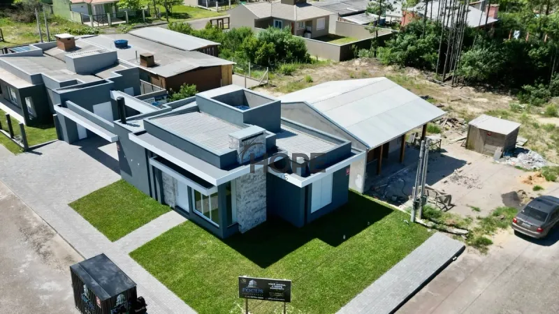 Casa com 3 dormitórios, sendo um suíte em bairro de Capão da Canoa: 3ª foto da galeria de imagens do imóvel
