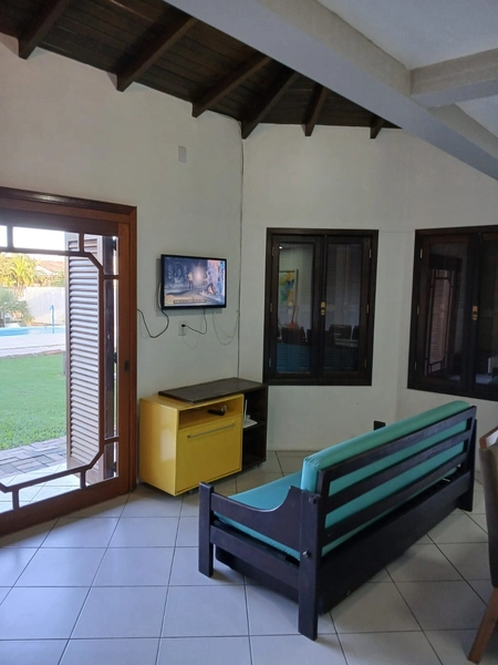 EXCELENTE CASA COM PISCINA E AMPLO PÁTIO À VENDA EM ATLÂNTIDA SUL: 3ª foto da galeria de imagens do imóvel