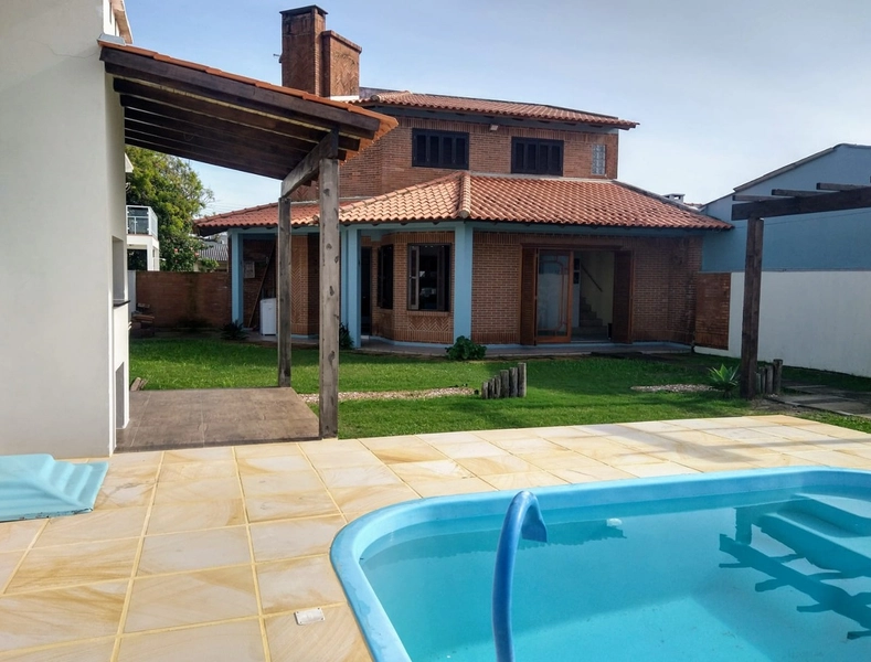 EXCELENTE CASA COM PISCINA E AMPLO PÁTIO À VENDA EM ATLÂNTIDA SUL: 16ª foto da galeria de imagens do imóvel