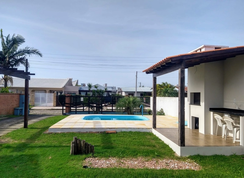 EXCELENTE CASA COM PISCINA E AMPLO PÁTIO À VENDA EM ATLÂNTIDA SUL: 5ª foto da galeria de imagens do imóvel