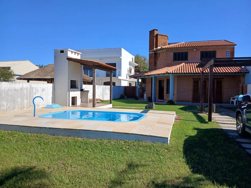 EXCELENTE CASA COM PISCINA E AMPLO PÁTIO À VENDA EM ATLÂNTIDA SUL: 2ª foto da galeria de imagens do imóvel