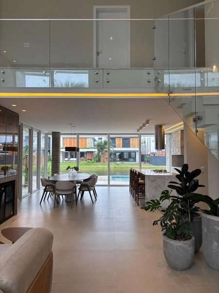 Casa em condomínio com 4 suítes: 3ª foto da galeria de imagens do imóvel
