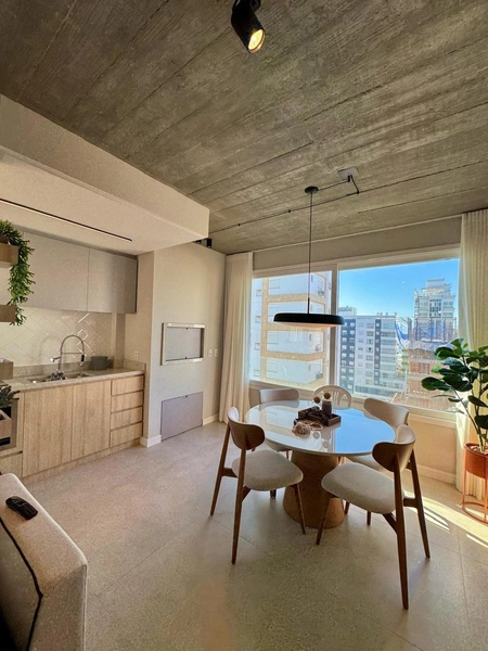 APARTAMENTO COM LINDA DECORAÇÃO EM CAPÃO DA CANOA: 2ª foto da galeria de imagens do imóvel