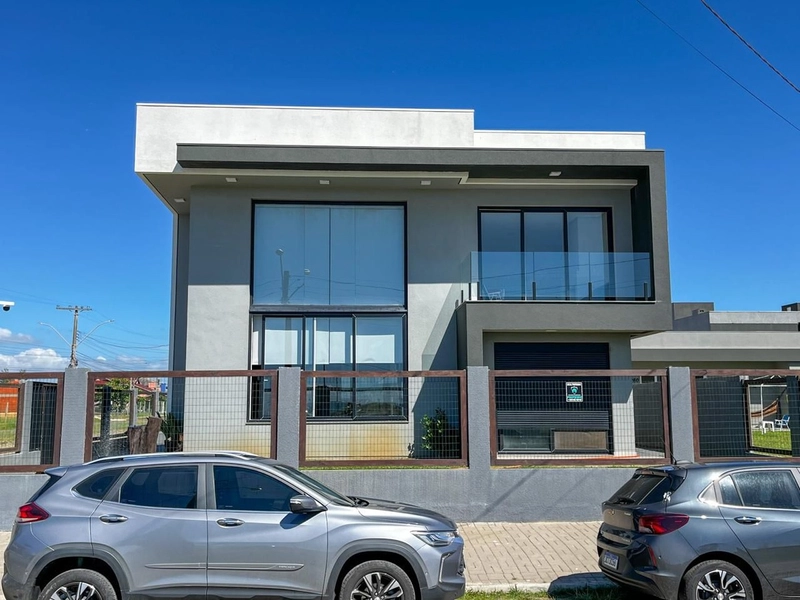 LINDA CASA DE ESQUINA EM XANGRI-LÁ: 1ª foto da galeria de imagens do imóvel