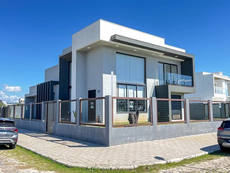LINDA CASA DE ESQUINA EM XANGRI-LÁ: 2ª foto da galeria de imagens do imóvel