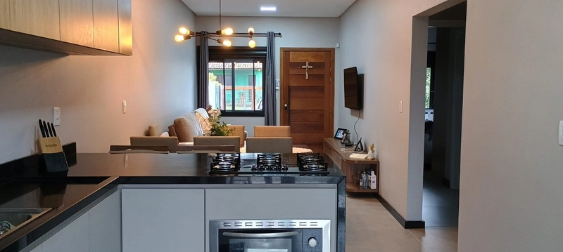 Casa com 2 dormitórios, sendo um suíte em  Capão Novo: 3ª foto da galeria de imagens do imóvel