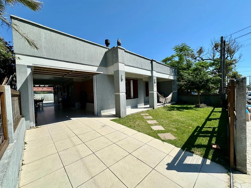 Casa com 3 dormitórios no centro de Xangri-lá: 1ª foto da galeria de imagens do imóvel