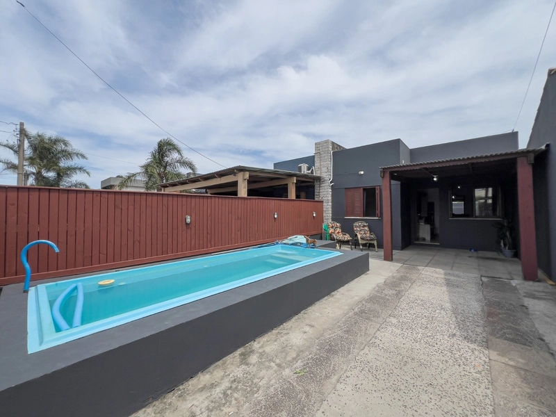Casa com piscina na praia: 2ª foto da galeria de imagens do imóvel