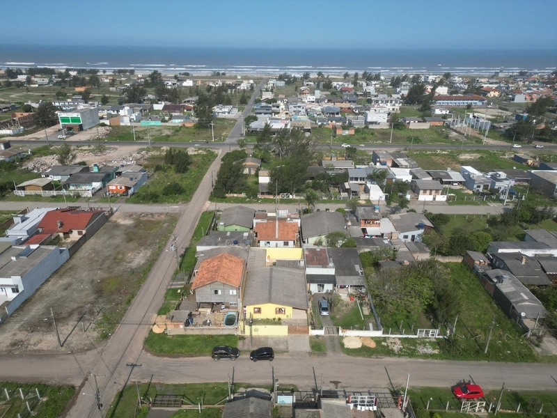 Casa a venda com 3 dormitórios, suite e piscina em Capão da Canoa: 3ª foto da galeria de imagens do imóvel