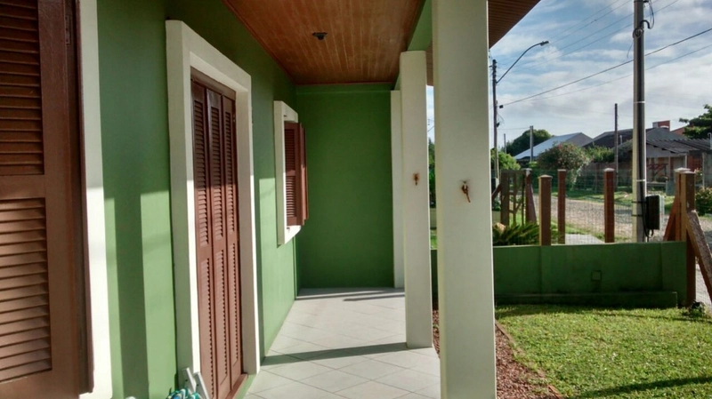 Casa com dois dormitórios em Atlântida Sul: 2ª foto da galeria de imagens do imóvel