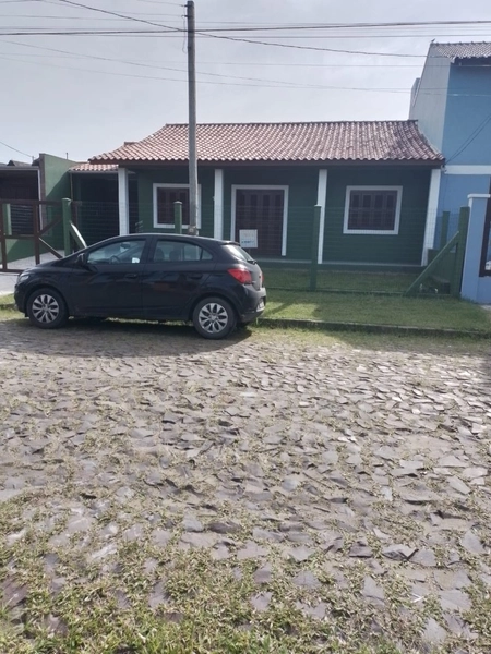 Casa com dois dormitórios em Atlântida Sul: 1ª foto da galeria de imagens do imóvel
