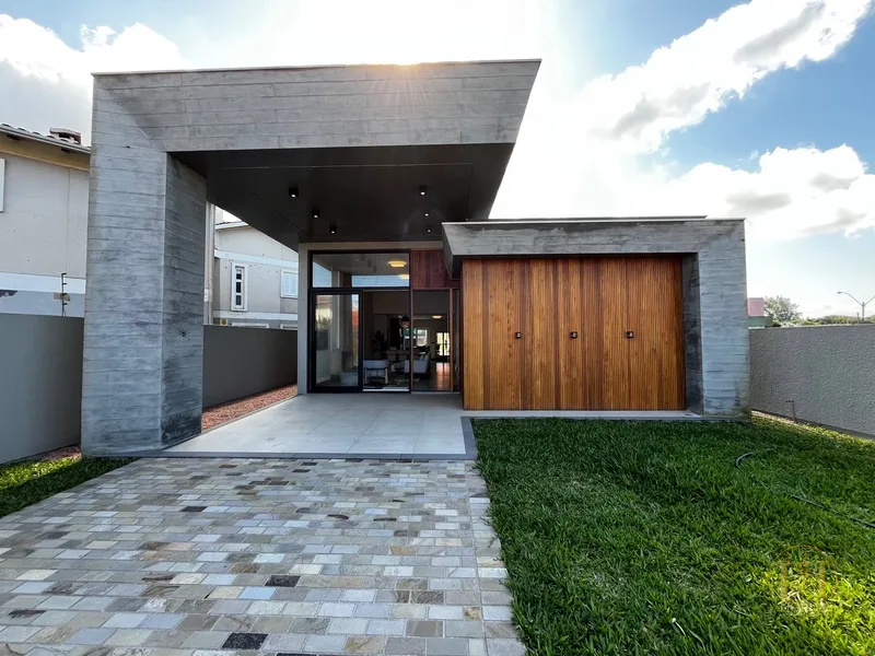 Casa da alto padrão a UMA quadra do mar em Xangri-lá.: 1ª foto da galeria de imagens do imóvel