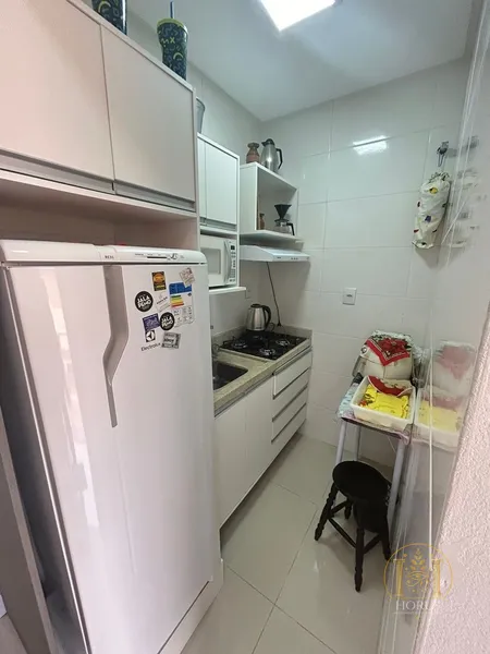 APARTAMENTO CENTRAL COM VISTA PARA A PRAÇA: 3ª foto da galeria de imagens do imóvel