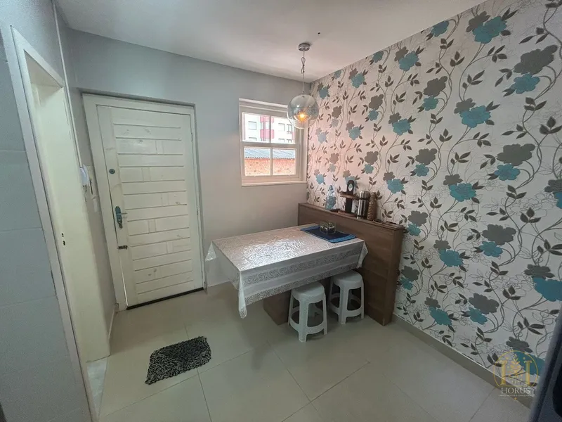 APARTAMENTO CENTRAL COM VISTA PARA A PRAÇA: 1ª foto da galeria de imagens do imóvel