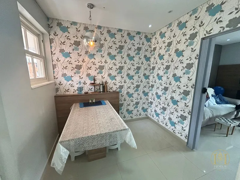 APARTAMENTO CENTRAL COM VISTA PARA A PRAÇA: 2ª foto da galeria de imagens do imóvel