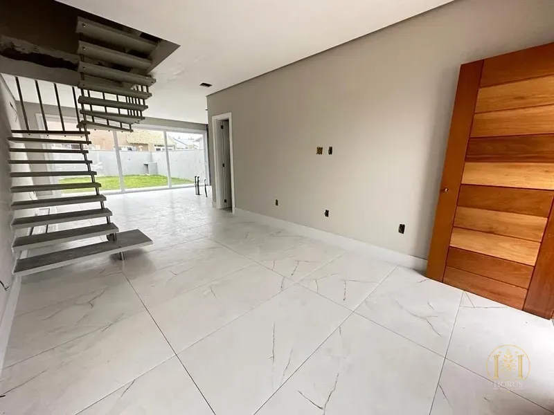 EXCELENTE SOBRADO À DUAS QUADRAS DO MAR À VENDA EM CAPÃO DA CANOA!: 4ª foto da galeria de imagens do imóvel