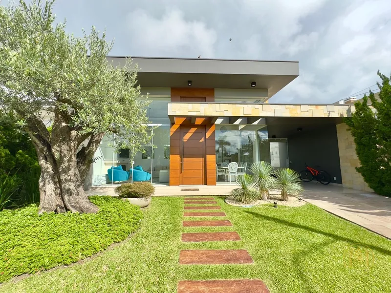 Casa sofisticada no Condomínio Fechado Condado: 3 suítes e piscina aqu: 2ª foto da galeria de imagens do imóvel