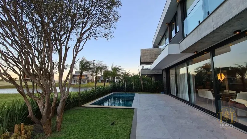 Mansão beira lago no condomínio Sense: 4ª foto da galeria de imagens do imóvel