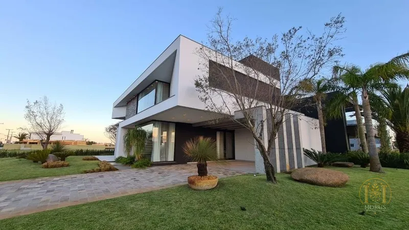 Mansão beira lago no condomínio Sense: 1ª foto da galeria de imagens do imóvel