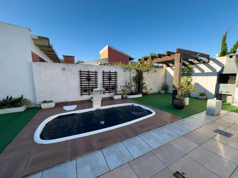 EXCELENTE CASA COM PISCINA PRÓXIMA AO MAR: 3ª foto da galeria de imagens do imóvel
