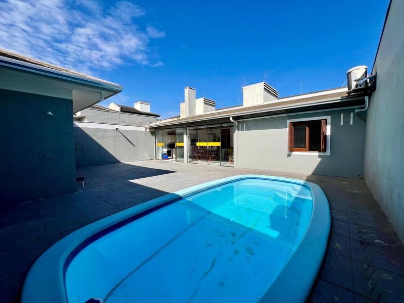 Casa com piscina próxima ao mar: 16ª foto da galeria de imagens do imóvel