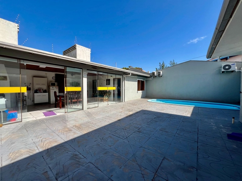 Casa com piscina próxima ao mar: 18ª foto da galeria de imagens do imóvel