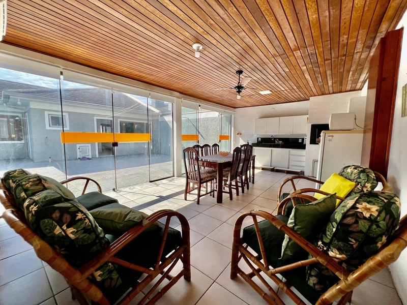 Casa com piscina próxima ao mar: 14ª foto da galeria de imagens do imóvel