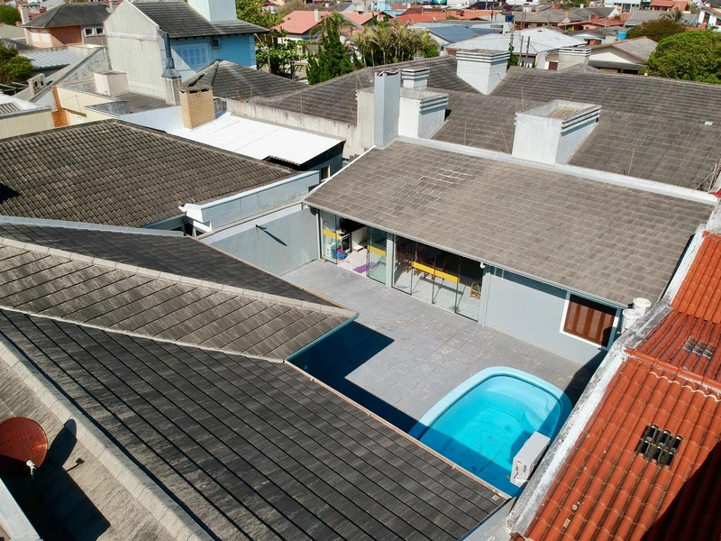 Casa com piscina próxima ao mar: 37ª foto da galeria de imagens do imóvel