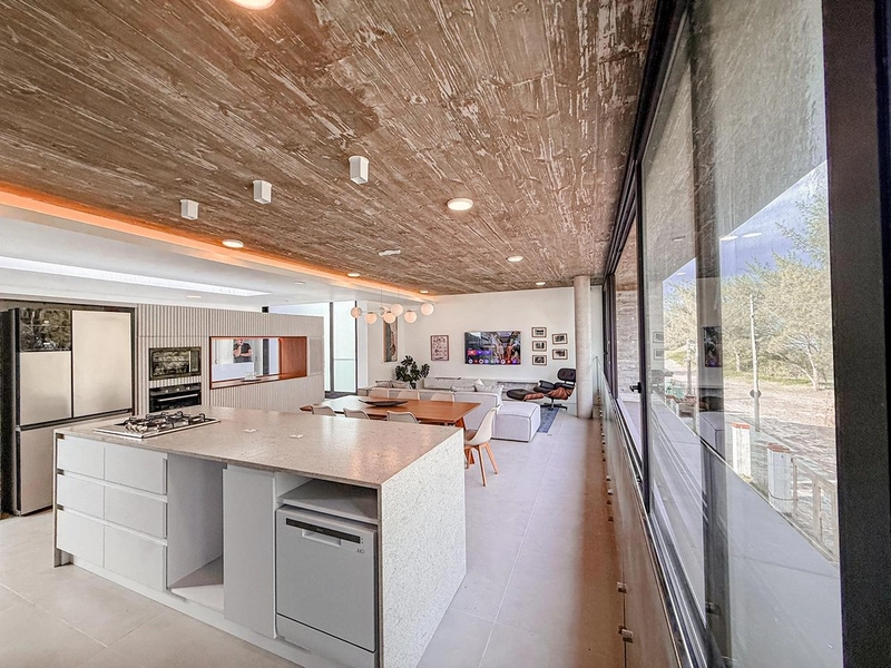 EXCELENTE CASA ALTO PADRÃO COM PISCINA : 4ª foto da galeria de imagens do imóvel