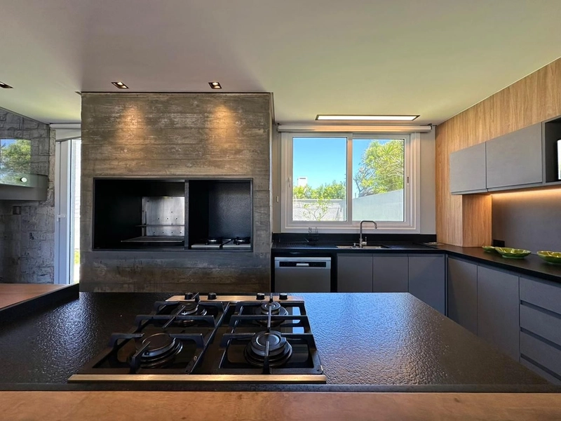 EXCELENTE CASA DE PRAIA PRÓXIMA AO MAR COM PISCINA: 21ª foto da galeria de imagens do imóvel