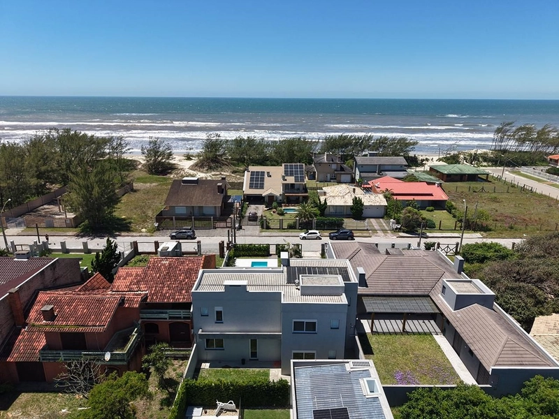 EXCELENTE CASA DE PRAIA PRÓXIMA AO MAR COM PISCINA: 2ª foto da galeria de imagens do imóvel