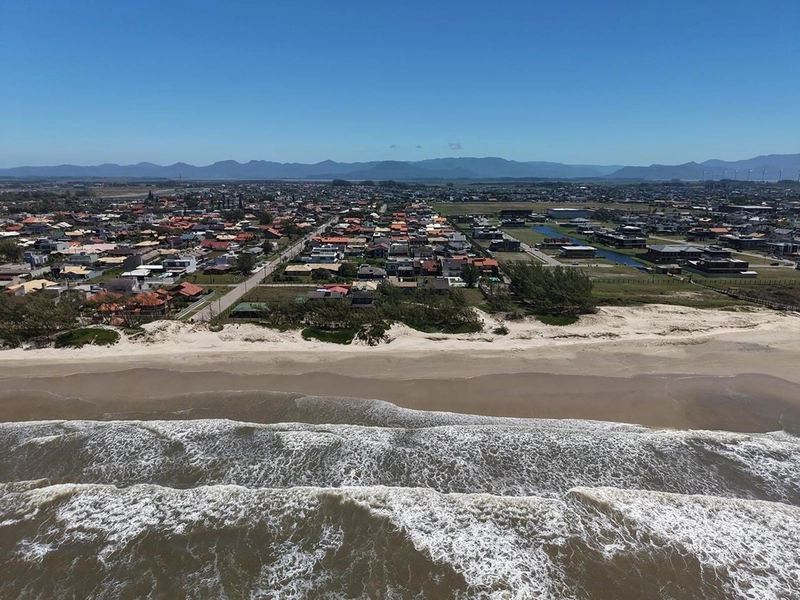 EXCELENTE CASA DE PRAIA PRÓXIMA AO MAR COM PISCINA: 10ª foto da galeria de imagens do imóvel