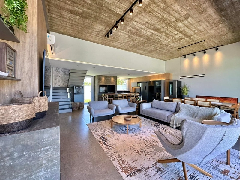 EXCELENTE CASA DE PRAIA PRÓXIMA AO MAR COM PISCINA: 3ª foto da galeria de imagens do imóvel