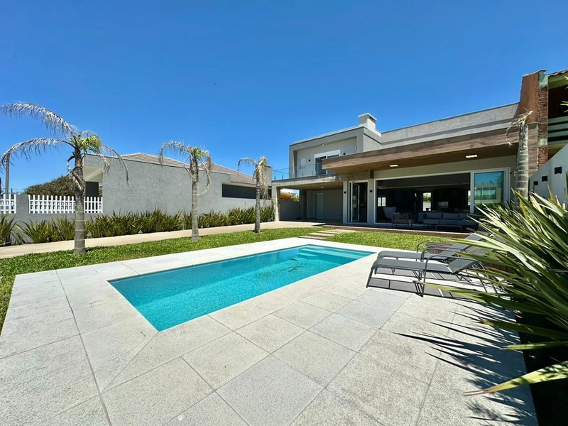 EXCELENTE CASA DE PRAIA PRÓXIMA AO MAR COM PISCINA: 1ª foto da galeria de imagens do imóvel