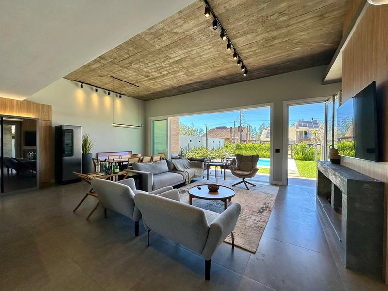 EXCELENTE CASA DE PRAIA PRÓXIMA AO MAR COM PISCINA: 11ª foto da galeria de imagens do imóvel