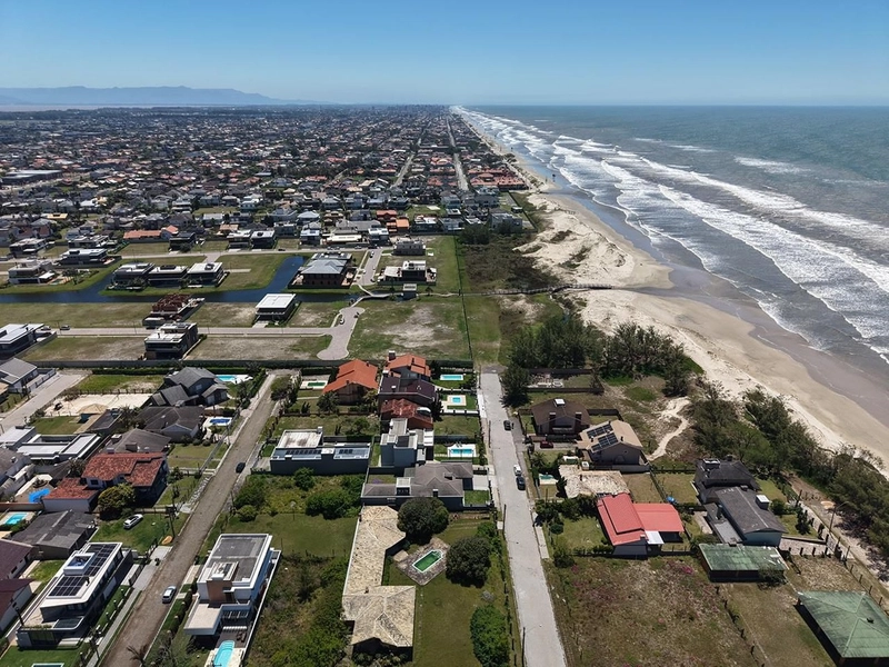 EXCELENTE CASA DE PRAIA PRÓXIMA AO MAR COM PISCINA: 7ª foto da galeria de imagens do imóvel