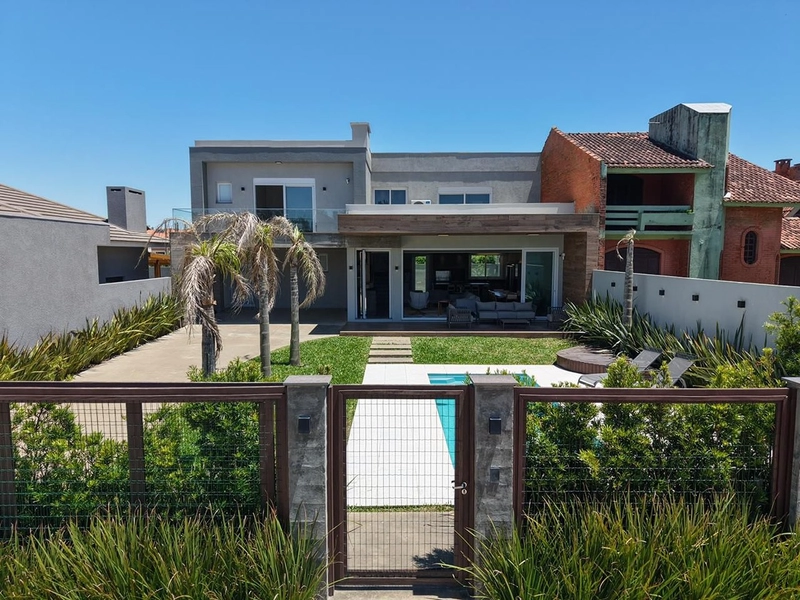 EXCELENTE CASA DE PRAIA PRÓXIMA AO MAR COM PISCINA: 9ª foto da galeria de imagens do imóvel