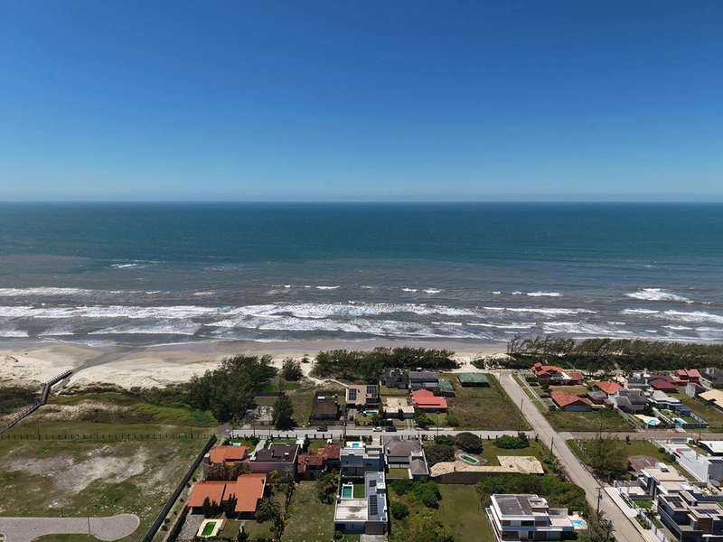 EXCELENTE CASA DE PRAIA PRÓXIMA AO MAR COM PISCINA: 5ª foto da galeria de imagens do imóvel