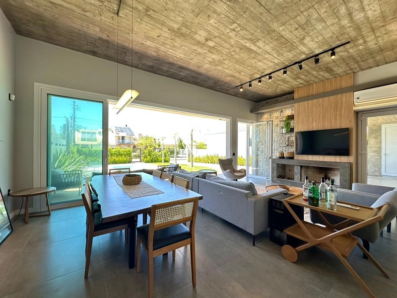 EXCELENTE CASA DE PRAIA PRÓXIMA AO MAR COM PISCINA: 13ª foto da galeria de imagens do imóvel