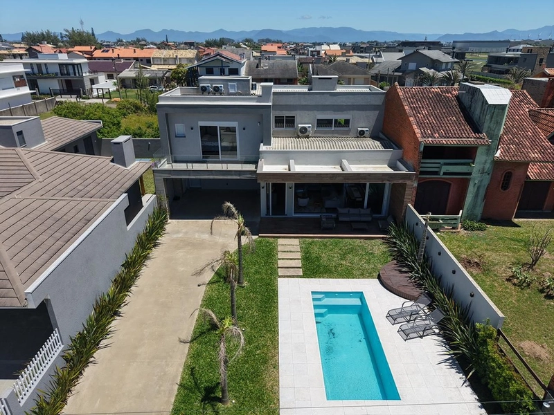 EXCELENTE CASA DE PRAIA PRÓXIMA AO MAR COM PISCINA: 6ª foto da galeria de imagens do imóvel