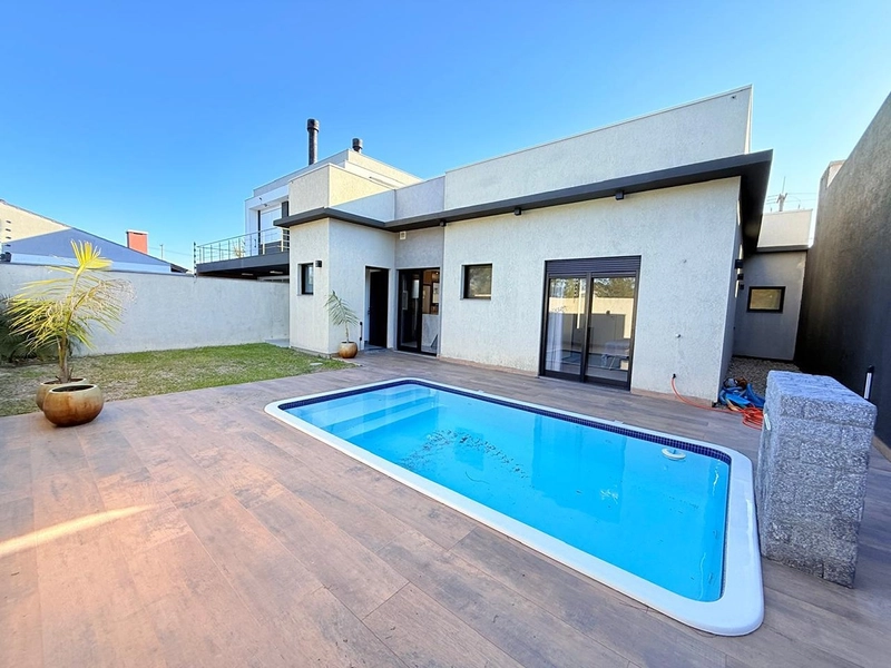 EXCELENTE CASA ALTO PADRÃO COM PISCINA : 2ª foto da galeria de imagens do imóvel