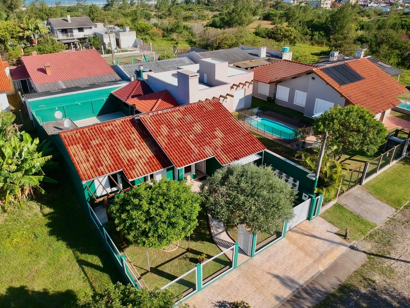 EXCELENTE CASA DE PRAIA PRÓXIMA AO MAR COM PISCINA: 2ª foto da galeria de imagens do imóvel