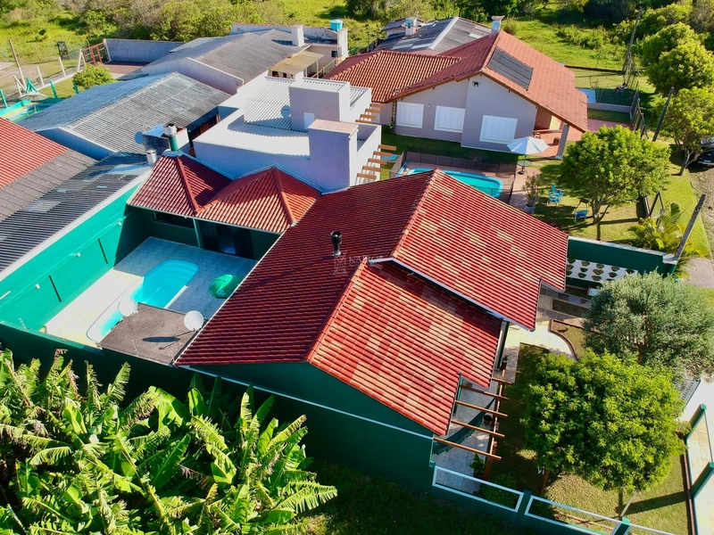 EXCELENTE CASA DE PRAIA PRÓXIMA AO MAR COM PISCINA: 5ª foto da galeria de imagens do imóvel