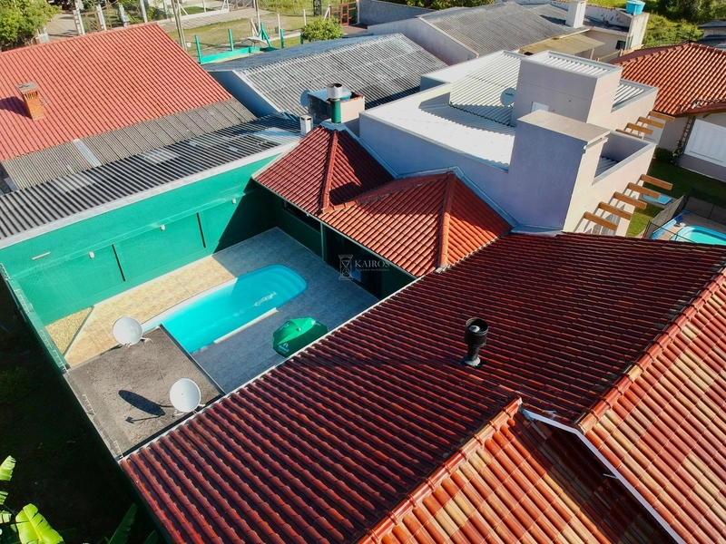 EXCELENTE CASA DE PRAIA PRÓXIMA AO MAR COM PISCINA: 1ª foto da galeria de imagens do imóvel