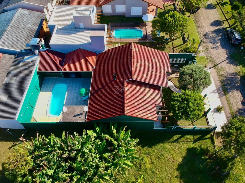 EXCELENTE CASA DE PRAIA PRÓXIMA AO MAR COM PISCINA: 3ª foto da galeria de imagens do imóvel