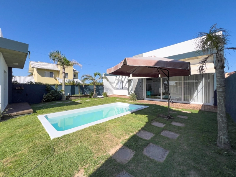 EXCELENTE CASA DE PRAIA COM PISCINA PRÓXIMA DO MAR: 7ª foto da galeria de imagens do imóvel