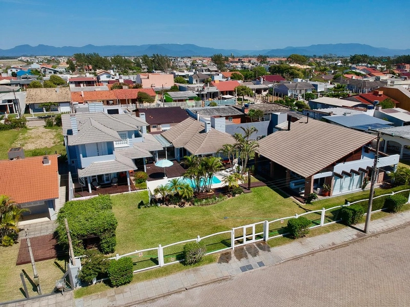 EXCELENTE CASA DE PRAIA PRÓXIMA AO MAR COM PISCINA: 1ª foto da galeria de imagens do imóvel