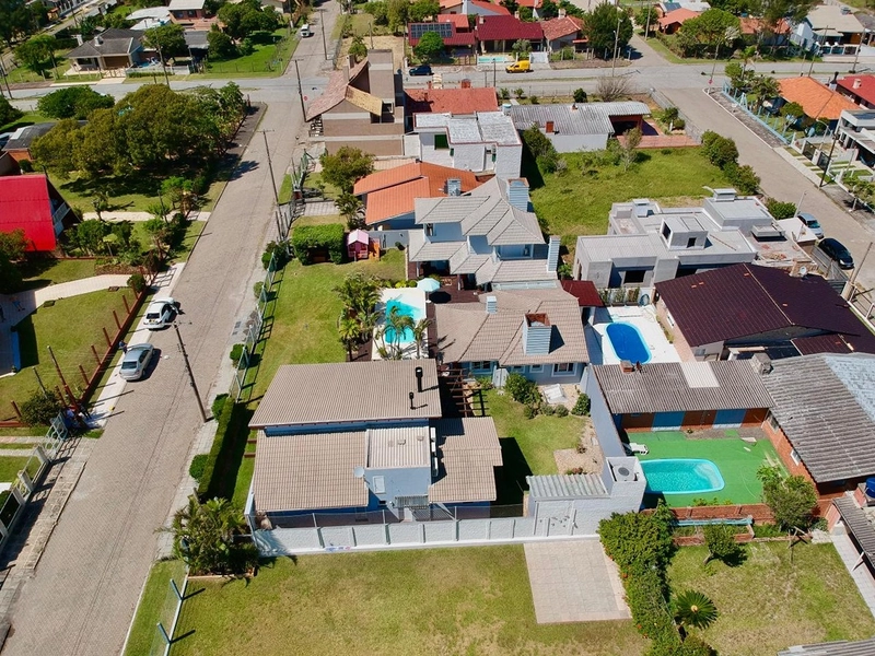 EXCELENTE CASA DE PRAIA PRÓXIMA AO MAR COM PISCINA: 4ª foto da galeria de imagens do imóvel