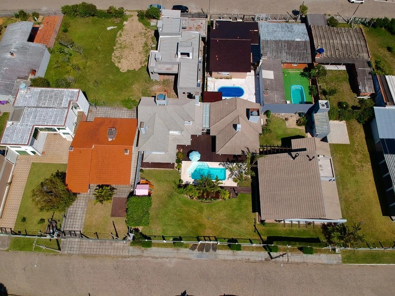 EXCELENTE CASA DE PRAIA PRÓXIMA AO MAR COM PISCINA: 3ª foto da galeria de imagens do imóvel